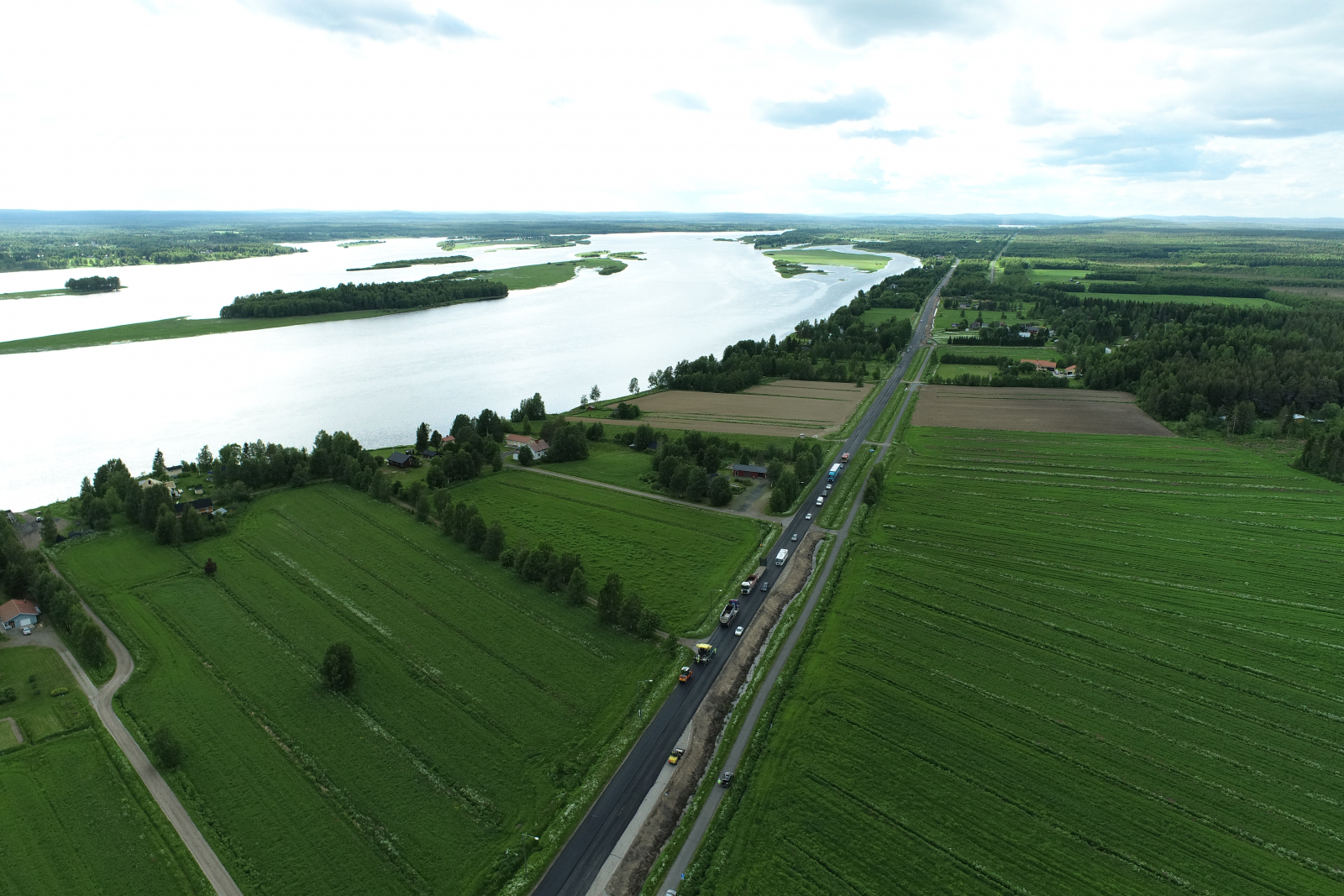 Dronen kuvaama asfalttityömaa Lapissa, järvi vasemmalla.